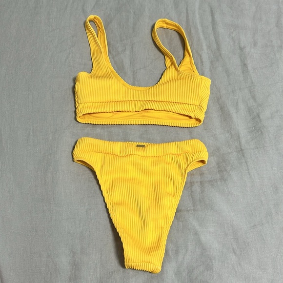 Hollister yellow ribbed bikini set - Picture 2 of 3
